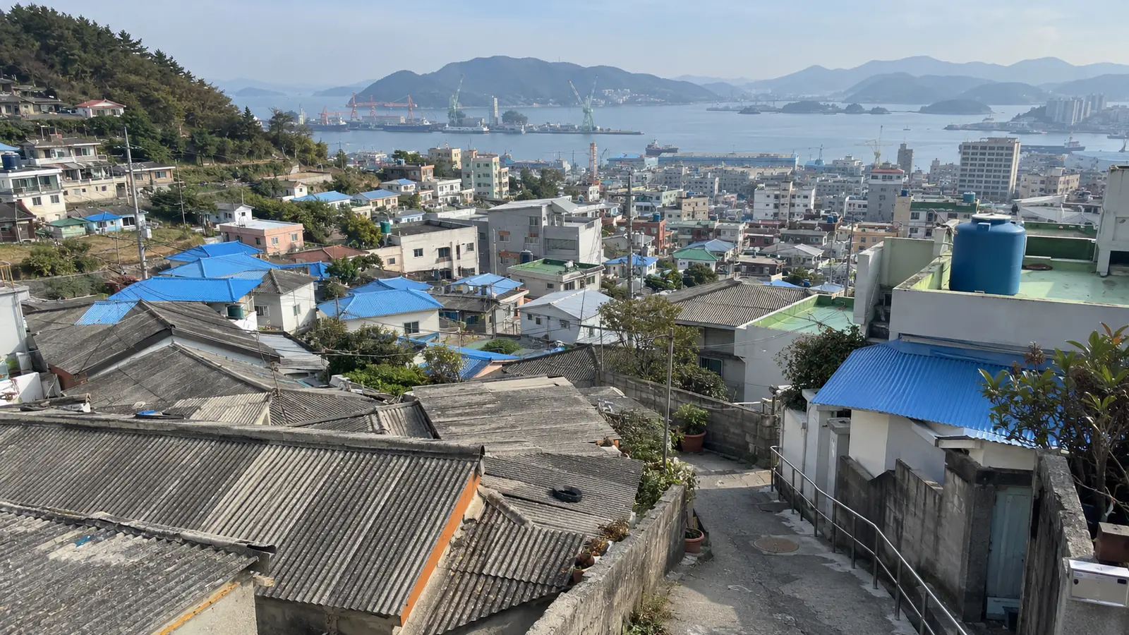 부산 OO동 슬레이트 지붕이 많은 언덕 주택가 예시
