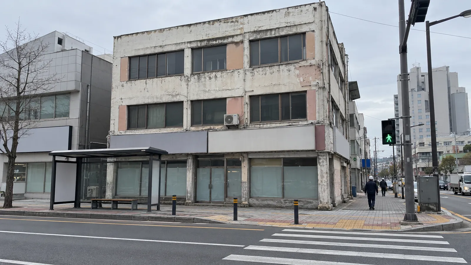 울산 OO동 철거 건물 옆 정류장·횡단보도 예시